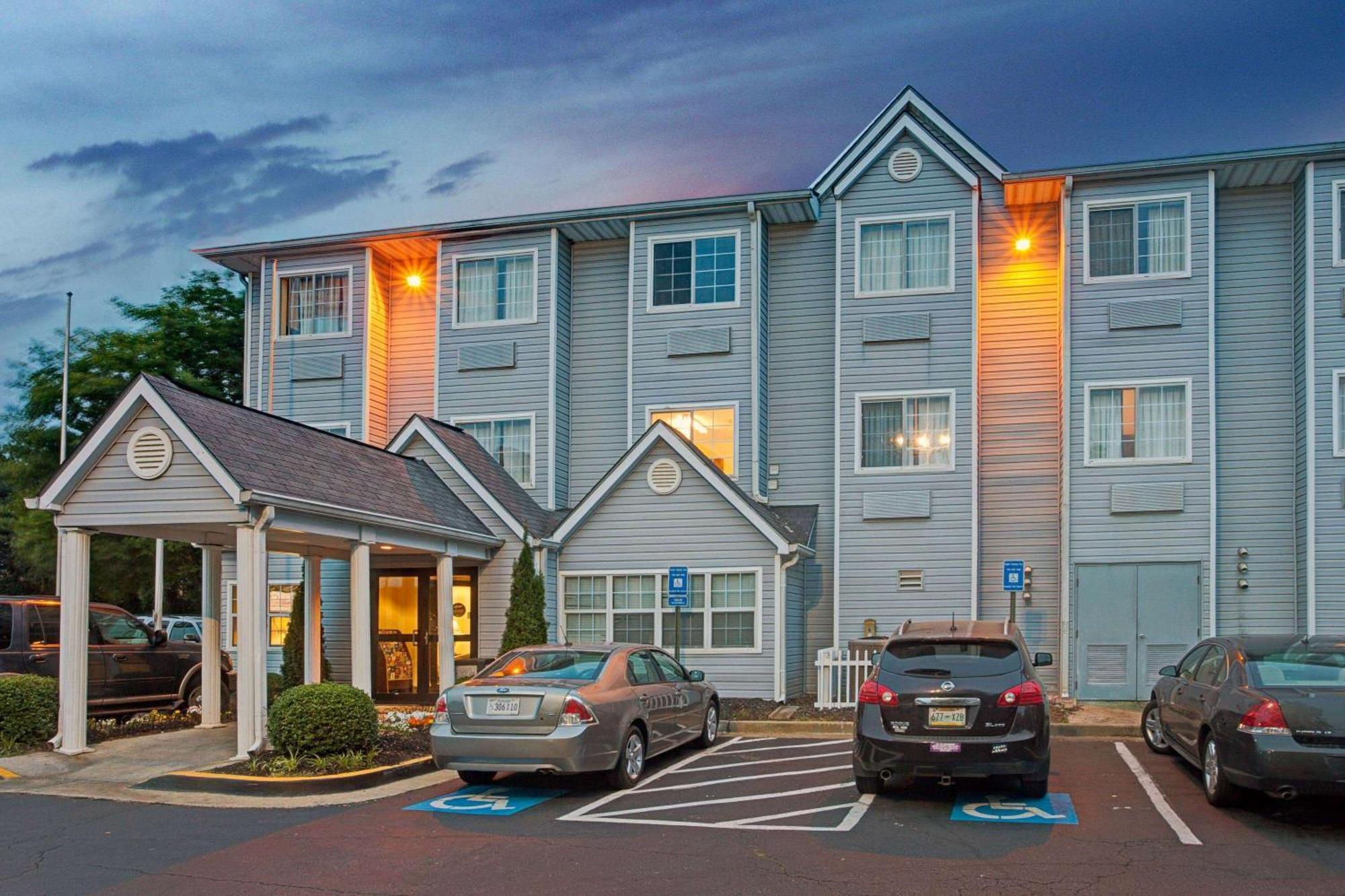 Microtel Inn By Wyndham Atlanta Airport Exterior photo